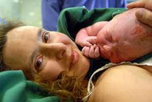 Parto normal: Bebês nascidos por cesariana têm mais micróbios